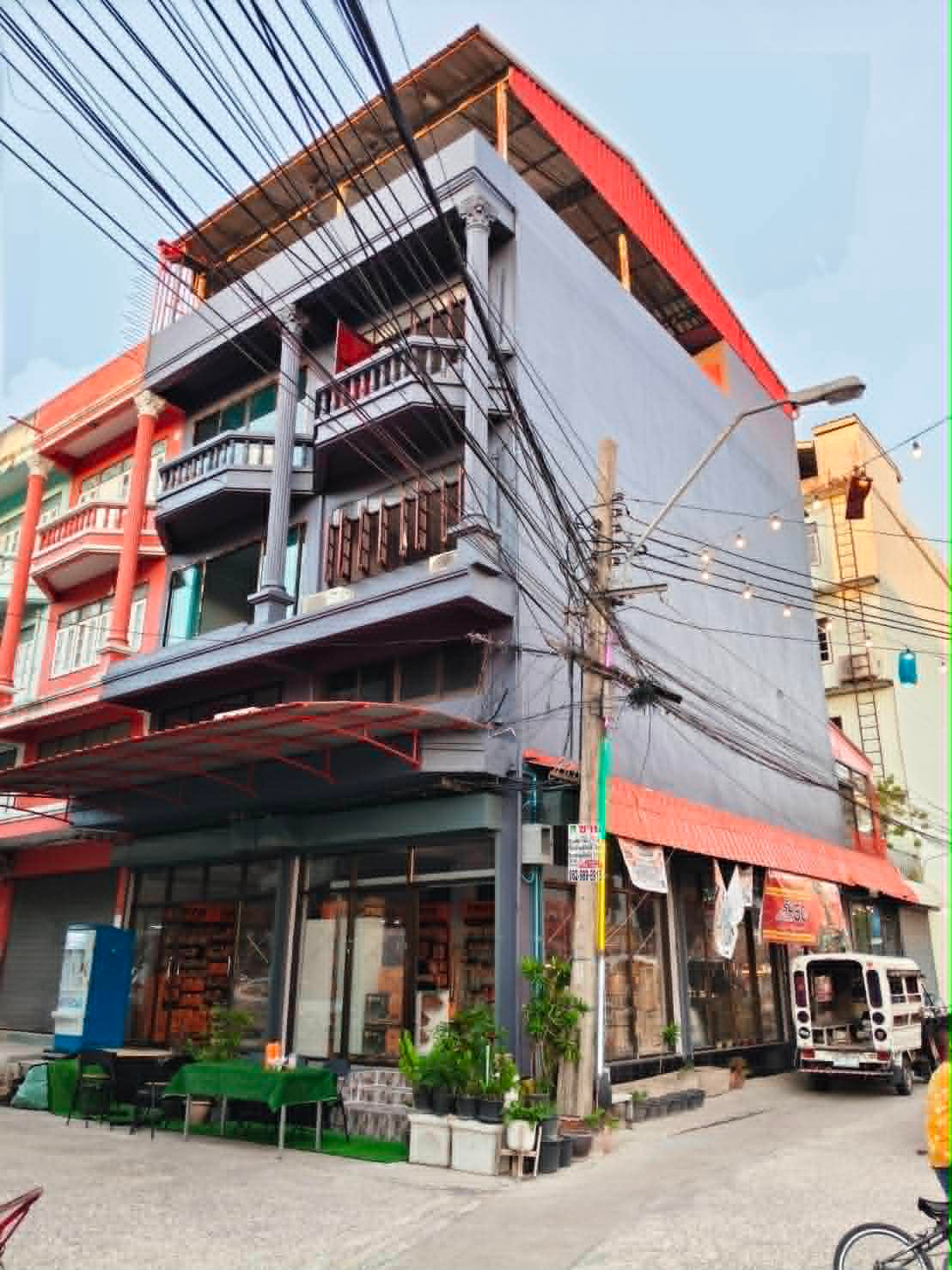 Commercial building for sale, 3.5 floors, 2 units, hit through, Chat Nakhon Village, Chaloem Phrakiat Road, Rama 9, Soi 83, Prawet Subdistrict, Prawet District, Bangkok Commercial building for sale, 3.5 floors, 2 units, hit through, Chat Nakhon Village, Chaloem Phrakiat Road, Rama 9, Soi 83, Prawet Subdistrict, Prawet District, Bangkok