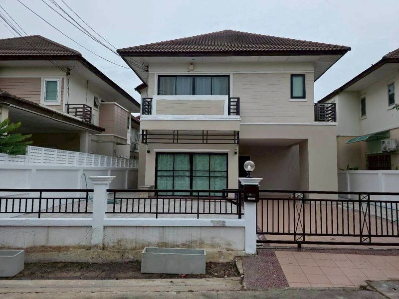 For sale or rent: 2-story detached house in Thara Dara Village, Sriracha. Ready to move in. Foreigners welcome.