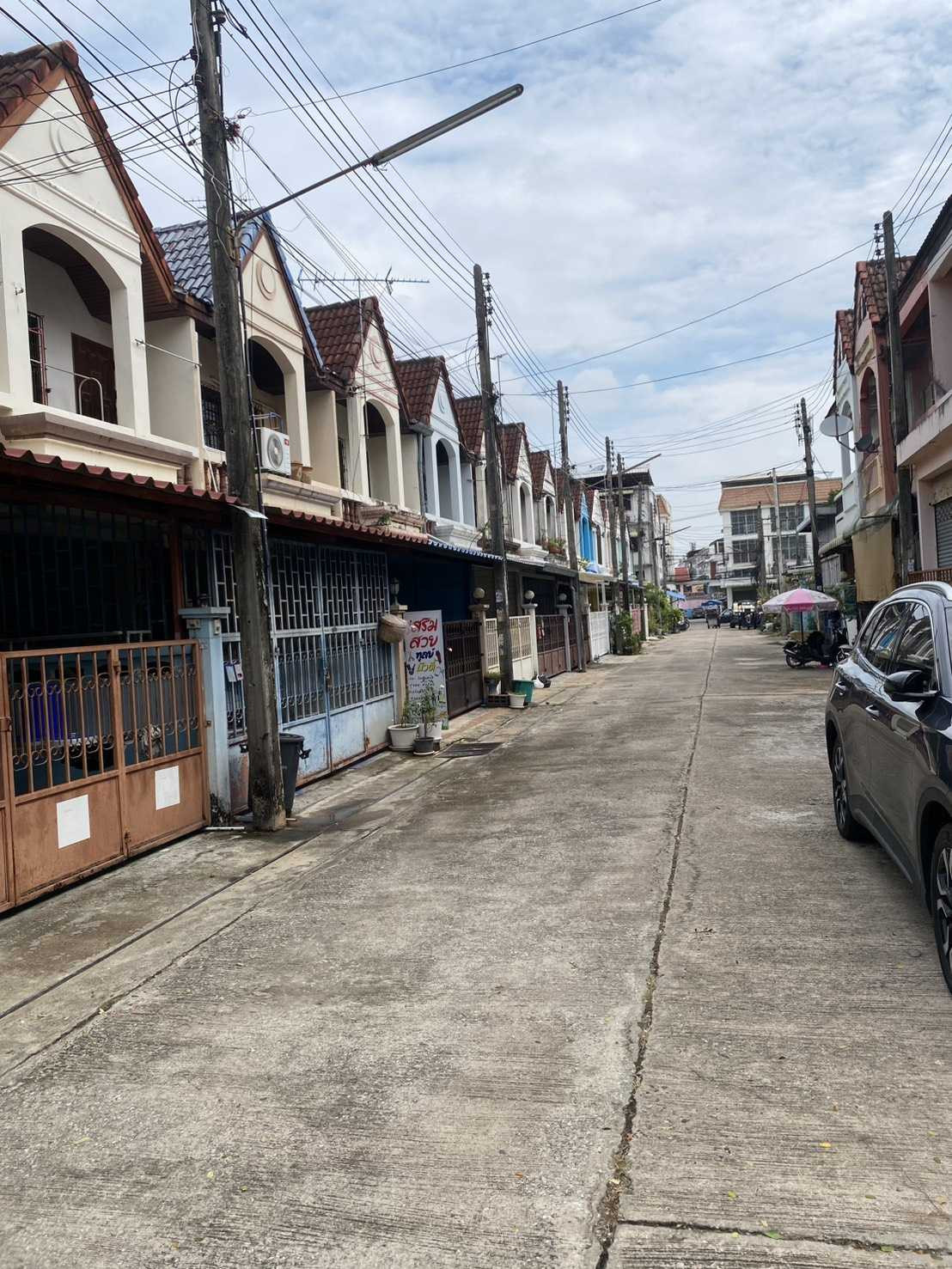 House in the city, good condition, near Rojanawit School. Convenient entry-exit House in the city, good condition, near Rojanawit School. Convenient entry-exit