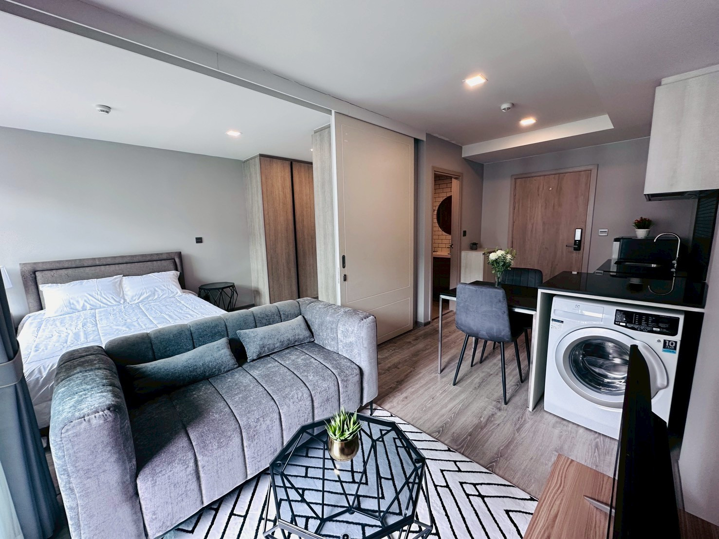 Urgent sale!!! Condo Maestro Ratchada 19 contact 086-4455124 Urgent sale!!! Condo Maestro Ratchada 19 contact 086-4455124