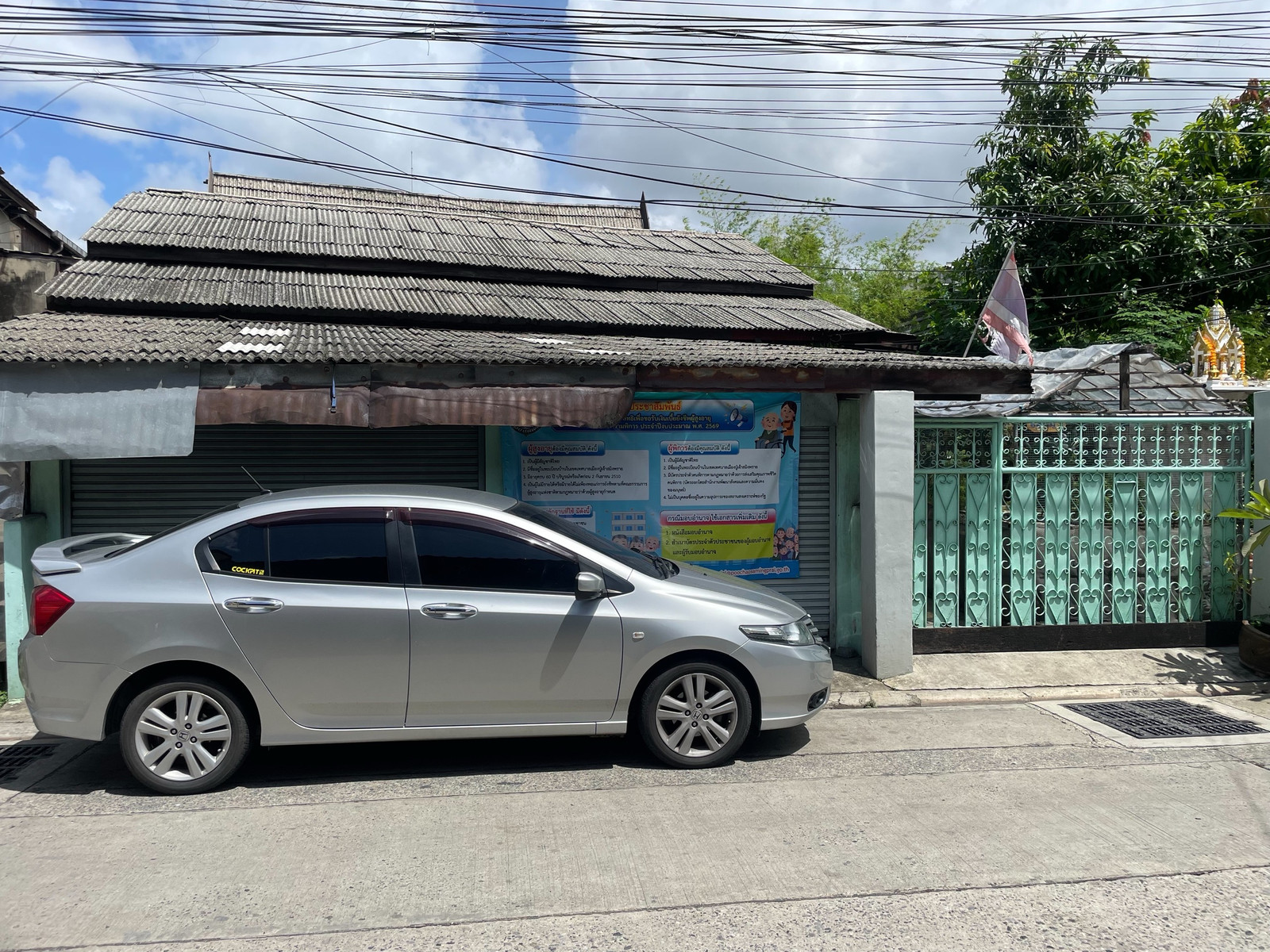 Land for sale with buildings, Soi Samrong Tai 10 – รูปที่ 4