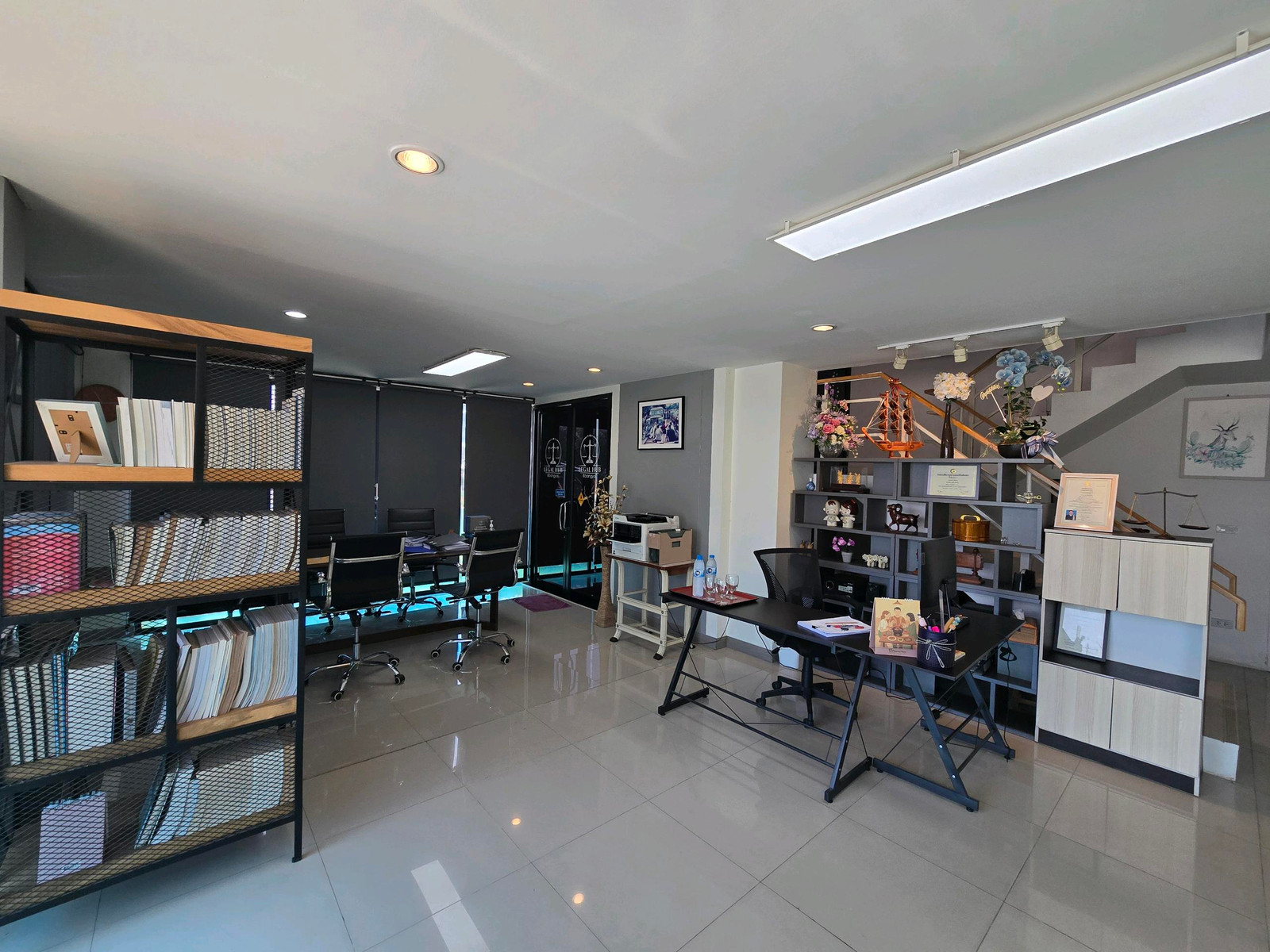 ขายด่วน อาคาร 4 ชั้น 7น.7น. พร้อมเฟอร์ + แอร์ ห้องมุม  – รูปที่ 2