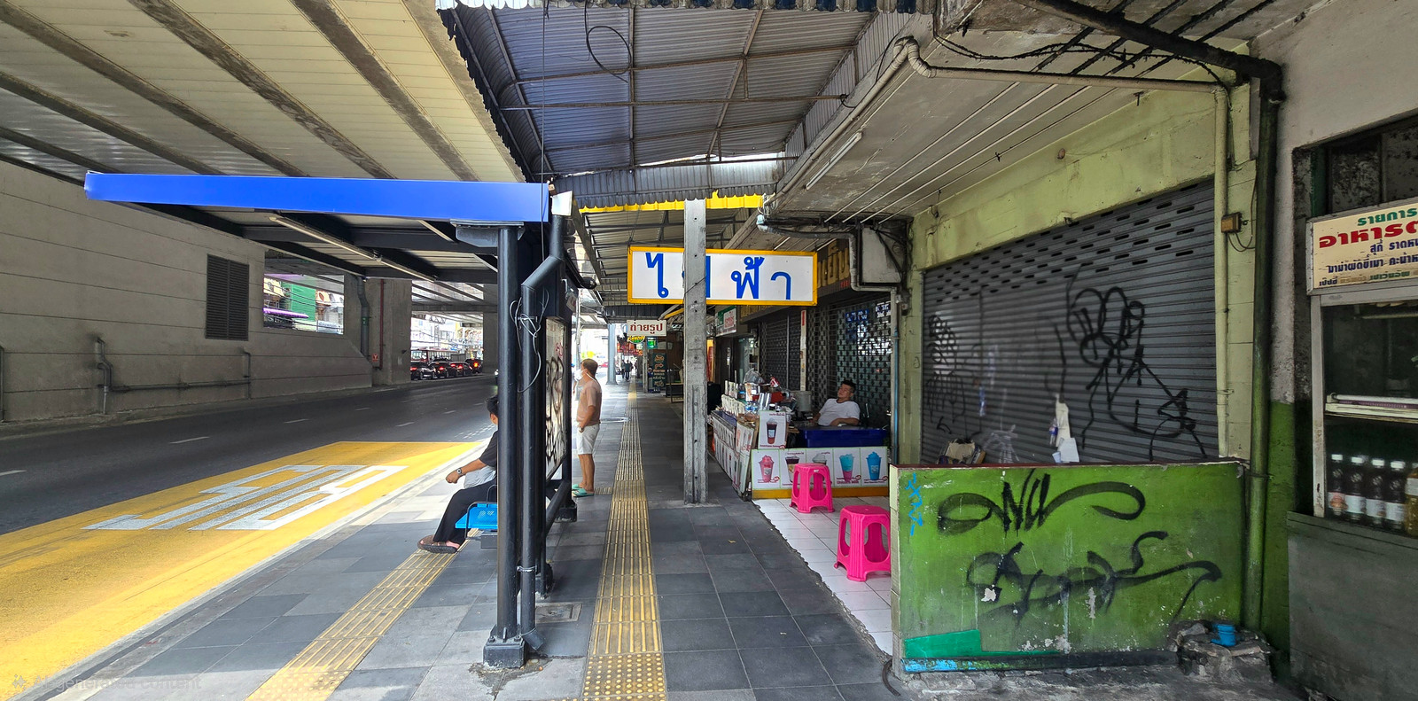 For sale or rent, 1 shophouse, 5 floors high, next to MRT Lat Phrao 101 station, area 24 sq m.