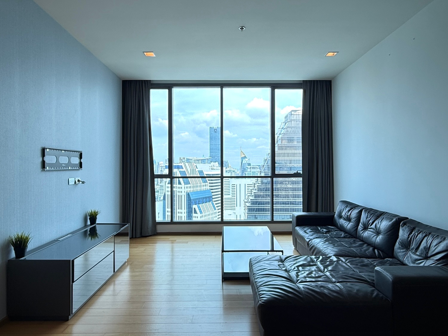 3 Bedrooms condo Corner unit, High Floor near BTS 3 Bedrooms condo Corner unit, High Floor near BTS