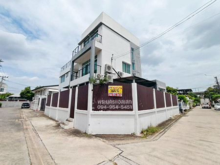 ขายหรือให้เช่า บ้านเดี่ยว 3 ชั้น เนื้อที่ 77 ตรว. หลังมุม หมู่บ้านเสรี 8 ซ.พระราม 9 ซ.62 ใกล้ห้างเดอะไนน์ ทางด่วน แขวง/เขตสวนหลวง กรุงเทพ