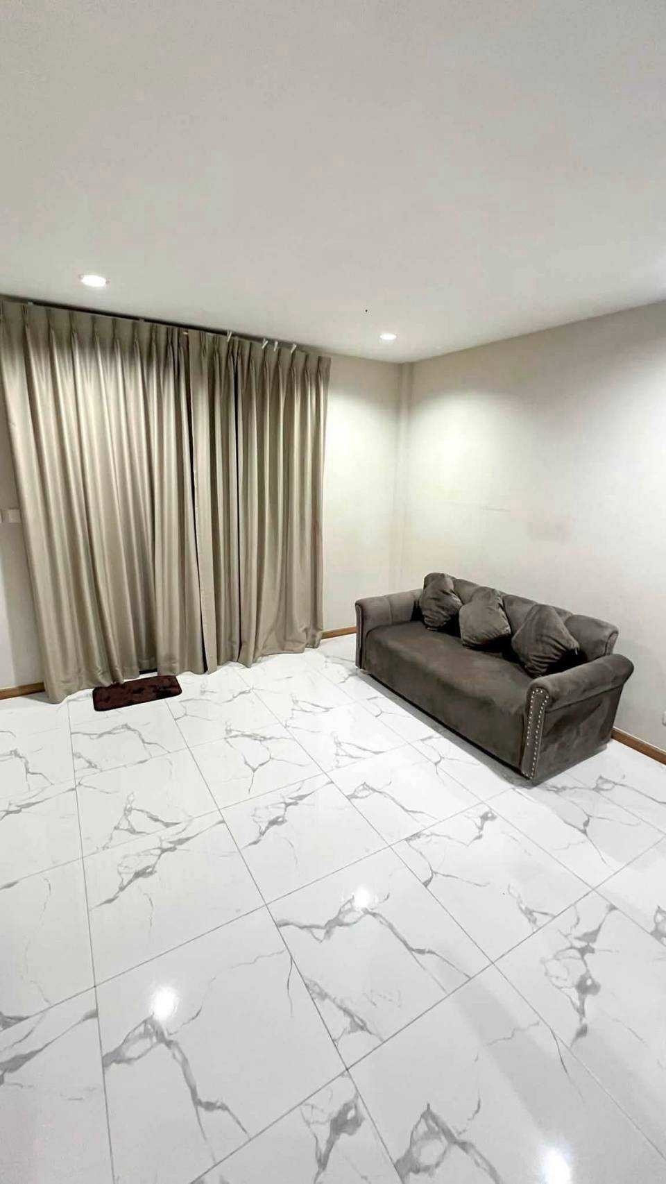 ให้เช่า Townhome รัชดา 18 ลาดพร้าว 80  🚇🚝🌈  拉差達 18 Lat Phrao 80 聯排別墅出租  – รูปที่ 2