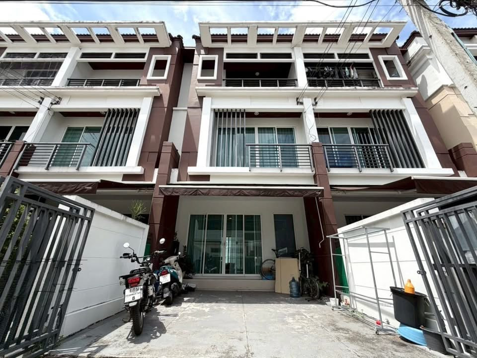ขาย/เช่า ทาวน์โฮม 3 ชั้น บ้านกลางเมือง เกษตร-นวมินทร์ (Baan Klang Muang Kaset - Nawamin) ทำเลดี ใจกลางเมือง เดินทางสะดวก ใกล้แฟชั่นไอส์แลนด์ MRT สายสีชมพู