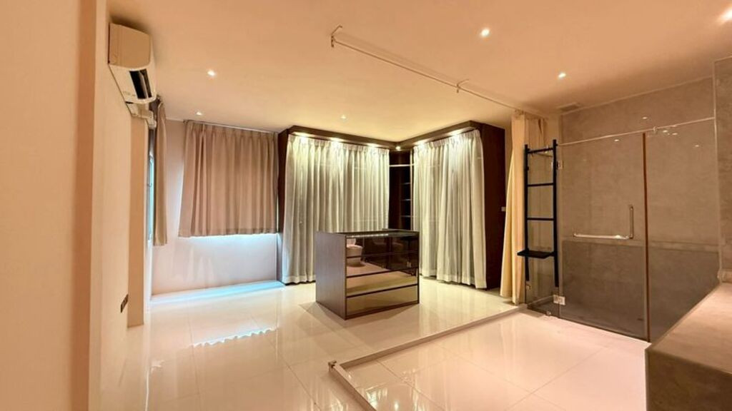 For Rent Townhouse 3.5 floors Unit 440/3 Town in Town area For Rent Townhouse 3.5 floors Unit 440/3 Town in Town area