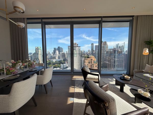 The most beautiful view in the project!! Corner room, 2 bedrooms, 2 bathrooms, I Pet Friendly, pets allowed, I Freehold Condominium on Langsuan Road, near BTS Chidlom, I SCOPE Langsuan. If interested in making an appointment to view, call 0642369536.