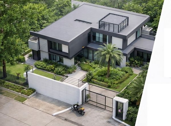 A mansion with a pool villa and wellness center on a 2-rai (2,500 sq.m.) Safari World plot of land.