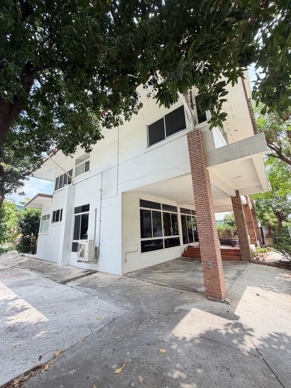 House for rent Thonglor near BTS Thong Lor large land 176 sq.w 4 bedrooms quiet green space prime location
