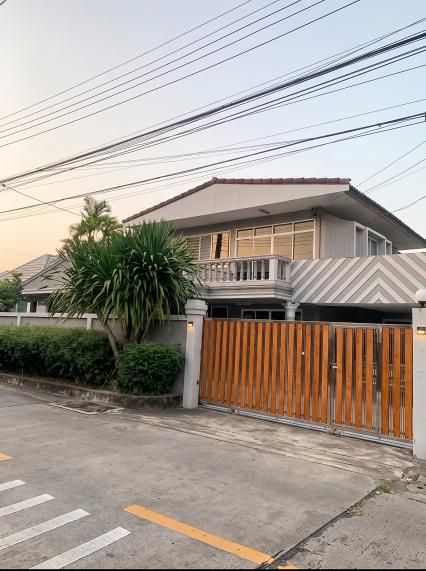 Urgent sale! Newly renovated single house, Amornphan 9, Senanikom (85 sq m.), 5 bedrooms, spacious area. No common fees, near BTS