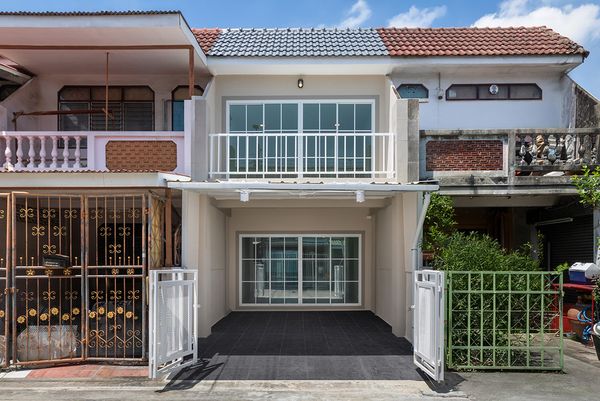 Newly decorated 2-story townhome. Rewadee Village 3 (Rewadee 57 Soi 5) near Khaerai Intersection, Purple Line.