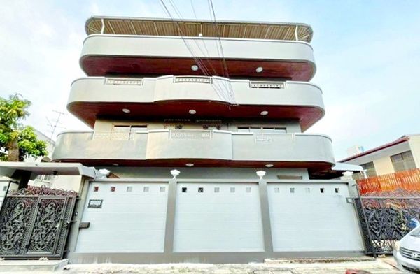Ratchadaphisek 1-5 Standalone office building with 11 bed and 12 bath near MRT Rama 9 700 m. 94 sq.w