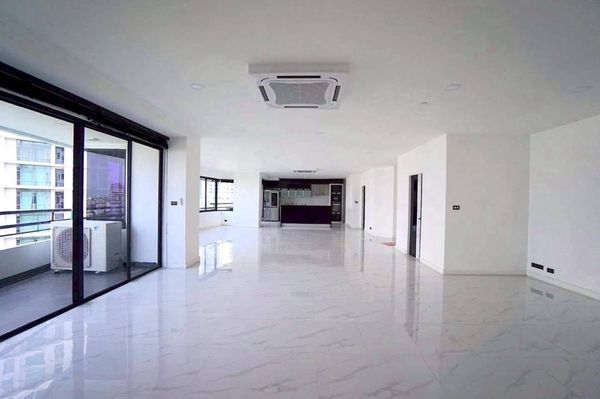 large Renovated Residence in Thonglor for sale 
