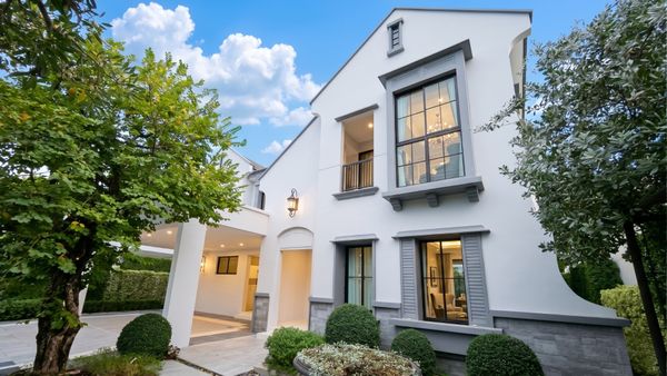 Luxury house for rent, Nantawan Rama 9 - Krungthep Kreetha, Le Baron house style, on large land. Complete with furniture and electrical appliances. You can move in immediately. Usable area 302 square meters, land 106.6 square meters, 4 bedrooms, 5 bathroo
