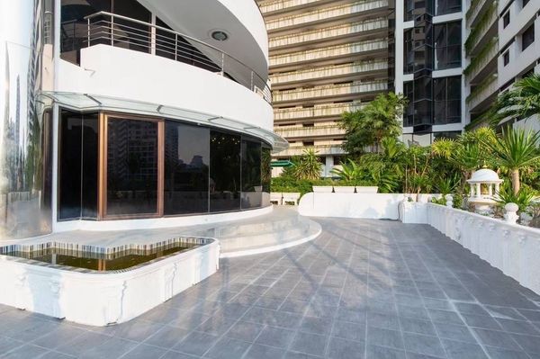 Duplex Condo in Phrompong for sale with tenant 