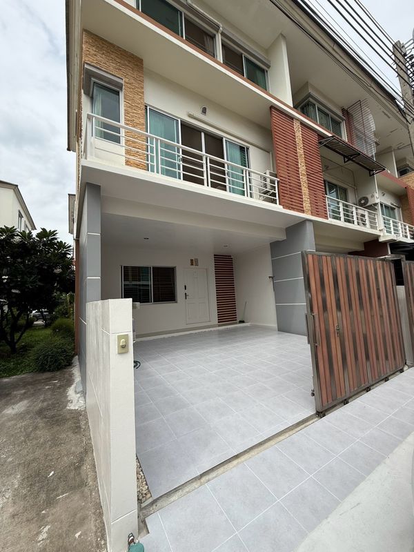 FOR SALE: 3-Storey Corner Townhome at Private Ville Huamark 11, 23.5 Sq.Wah, Fully Built-in, Convenient Location