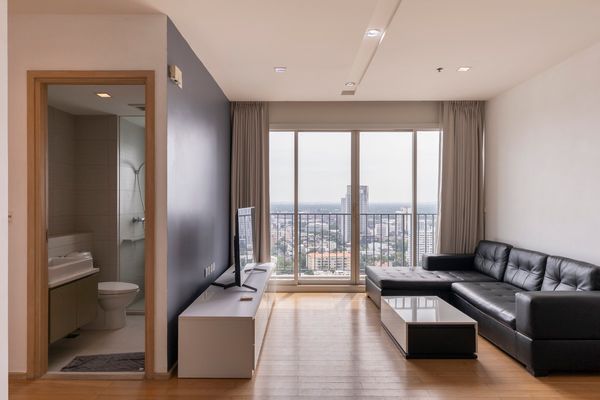 Experience a superior life in the heart of Thonglor with a newly renovated, luxurious 3-bedroom unit on the high floor of Siri at Sukhumvit, just a few steps from BTS Thonglor.