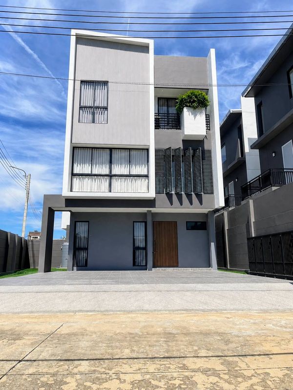 3-storey detached house for sale, modern style. Luxurious house, good location There is privacy, Feel Town project, Lat Phrao 101, size 4 bedrooms, 5 bathrooms, near MRT Lat Phrao 101, Khlong Chao Khun Sing Subdistrict. Wang Thonglang District Bangkok