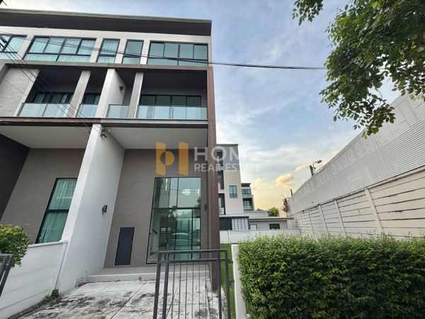 🏡 Corner townhome with spacious interior, feeling like a detached house 🏡 Baan Klang Muang Vibhavadi 64 / 3 Bedrooms (FOR SALE) BNS158