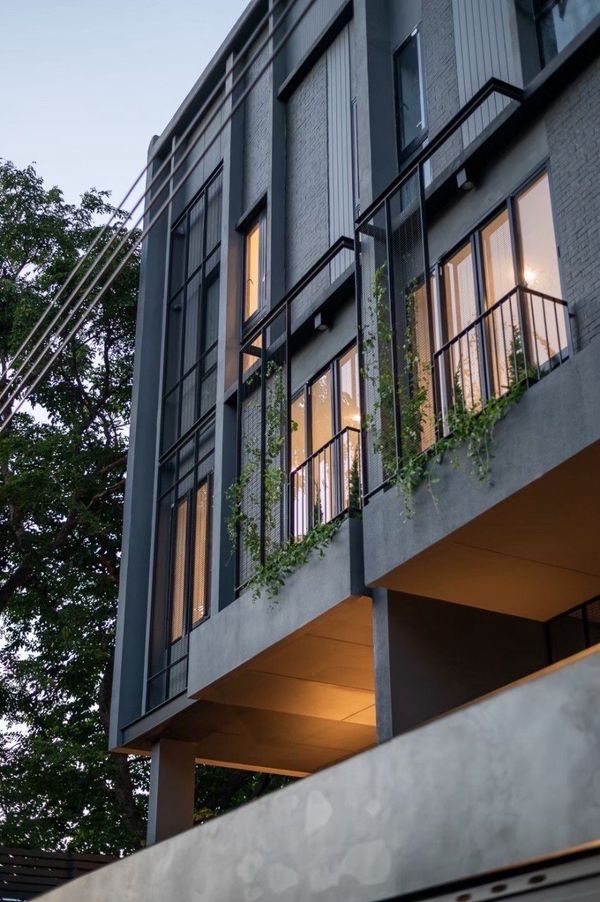 ขาย/เช่า ทาวน์โฮม 3 ชั้นครึ่ง รัชดา 20 ใกล้ MRT รัชดาภิเษก และ สุทธิสาร เข้าออกได้หลายเส้นทาง เชื่อมต่ออโศก พระราม 9 ลาดพร้าว รายล้อมแหล่งไลฟ์สไตล์ เหมาะอยู่อาศัยและลงทุนในทำเลศักยภาพสูง