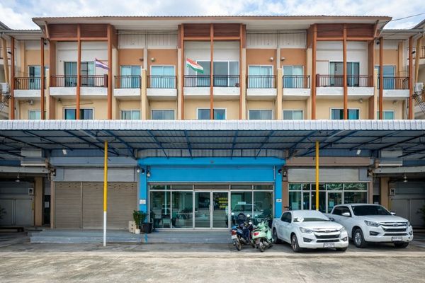PrachaUthit29-35 Rd. Big C Suksawat 850m. Four-story commercial building with 4 bed and 4 bath near Samakkee Bamrung School 600 m and Big C Market Pracha Uthit. 17 sq.wa. 272 sq.m. Rent 14,999 B-M. Prime location on Pracha Uthit Road ideal 