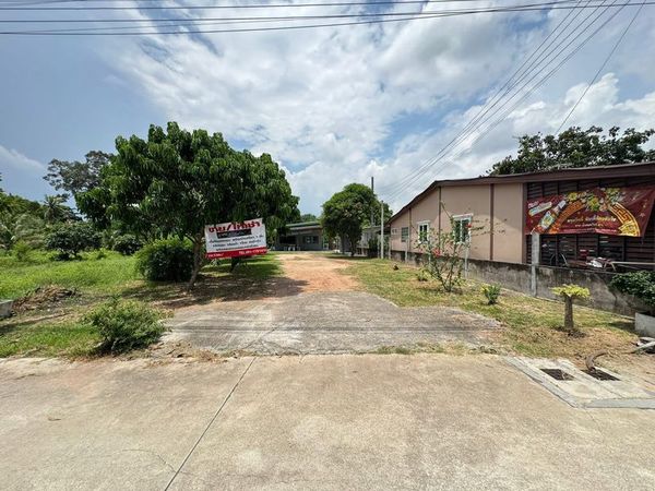 Urgent sale! House and land in Sriracha, Na Phrao, Huai Yai Phrom. Fully furnished. Transfer fees included.