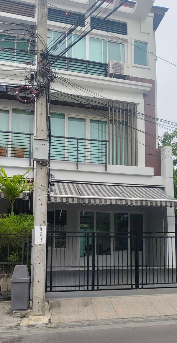 For rent, 3-story townhouse, Baan Klang Muang project. Urbanion Rama 9-Ladprao Urbanion Rama 9