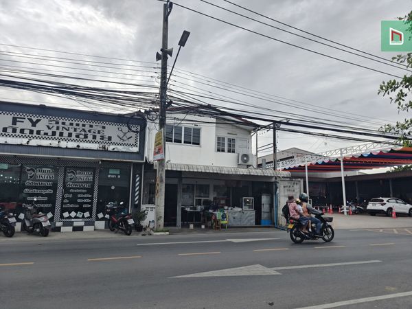 ขายบ้านแฝด ทำเลทอง! ติดตลาดสด ซอยเปียร์นนท์ 45 ตร.ว. เพียง 4.5 ล้าน! เหมาะค้าขาย/ทำร้านอาหาร-ร้านทำเล็บ มีห้องกระจกพร้อมแอร์ ใกล้ BTS คูคต ทำเงินได้ทันที  .