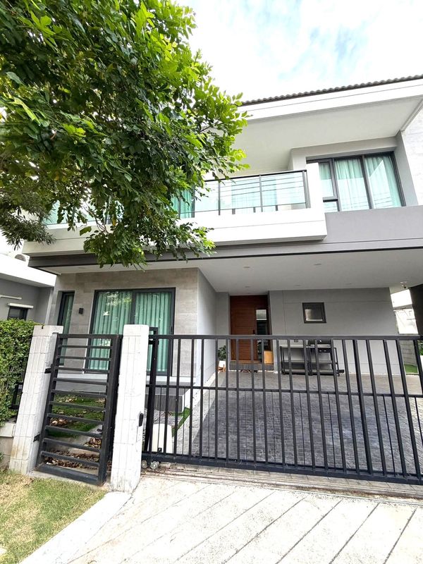 For rent, luxury detached house, The City Watcharapol Village, next to Sukhaphiban 5 Road, near Watcharapol Expressway, just 2 minutes.