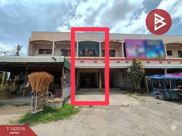 Commercial building for sale, 2 and a half floors with mezzanine, area 18 sq m, Lat Yao District, Nakhon Sawan Province, next to the road.