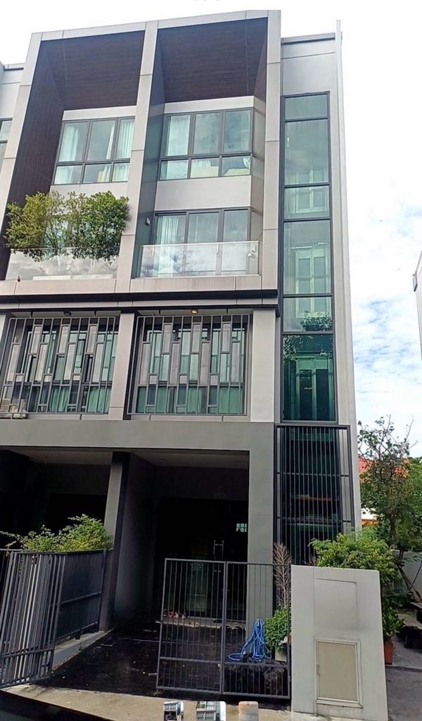 4-Storey Home Office for Rent JW Urban Don Mueang Corner Unit with Private Glass Lift near Airport 5 km ready to move in 8 July 2026