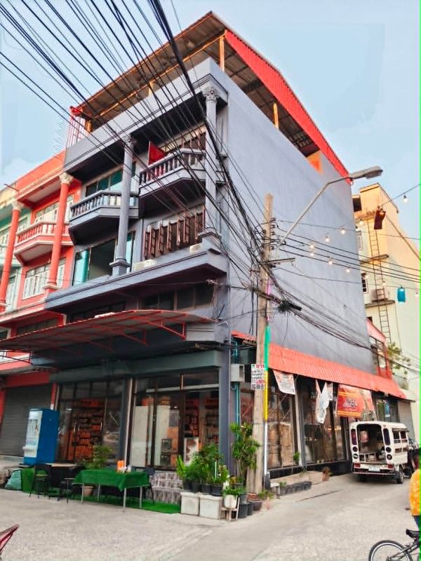 Commercial building for sale, 3.5 floors, 2 units, hit through, Chat Nakhon Village, Chaloem Phrakiat Road, Rama 9, Soi 83, Prawet Subdistrict, Prawet District, Bangkok