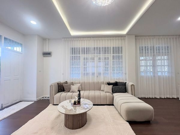 ✨ ให้เช่าบ้านหรู 3 ชั้น พร้อมอยู่ ทำเล Prime Zone สี่แยกเหม่งจ๋าย ✨

🏡 บ้านเดี่ยวขนาดใหญ่ ใจกลางเมือง
เหมาะสำหรับครอบครัว ผู้บริหาร ชาวต่างชาติ หรือทำ Home Office ระดับพรีเมียม