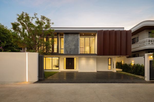 Luxury single house with private pool for sale near BTS Ratchayothin
