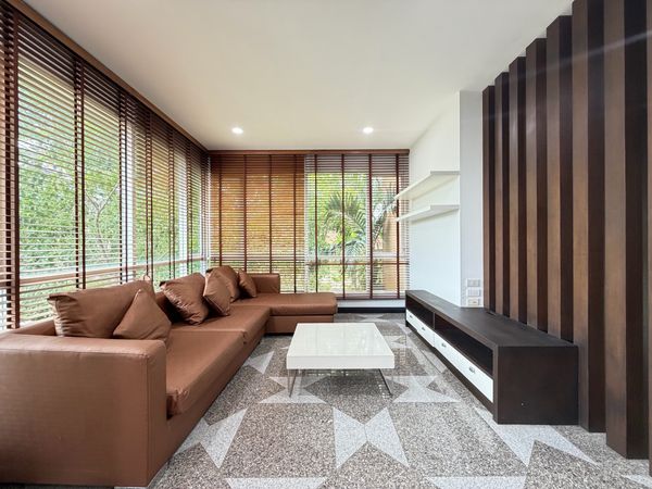 For rent, 3 bedrooms, near BTS Bearing, daily and monthly rates available. There is a shuttle to Central Bangna, BTS Bearing | Housekeeping cleans the room every week.