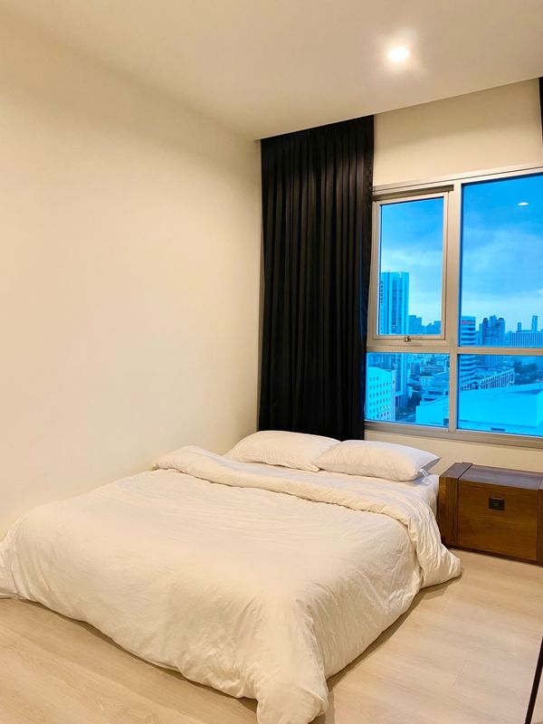 🔥For Rent Immediately🔥 Life Ratchadapisek, High Floor, Unobstructed View, Near MRT Huai Khwang, with Separate Kitchen.