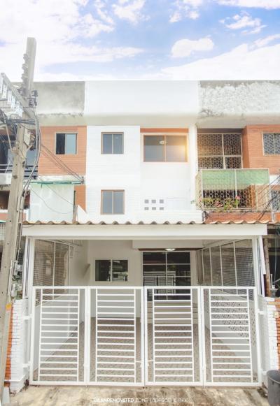 For Sale 3-storey townhouse, Soi Inthamara 35 , newly renovated , Ratchadaphisek , Din Daeng , Bangkok , CX-157639
