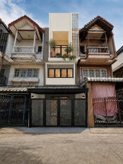 ขายทาวโฮม 3 ชั้น รีโนเวทใหม่  โชคชัย 4 ซอย 41 ลาดพร้าว เขต ลาดพร้าว กรุงเทพ CX-157532