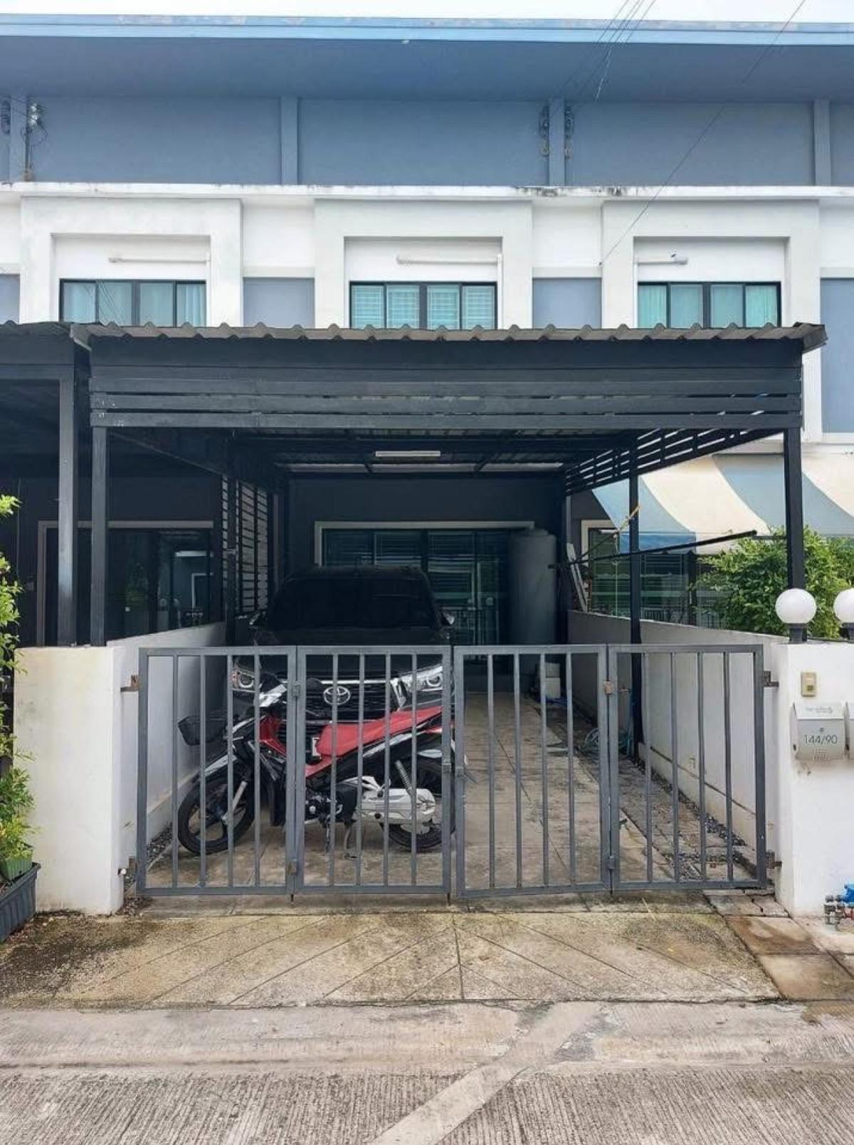 Two-story townhome for sale in Thanyada Parkview 5, Phraeksa Mai, Samut Prakan. CX-157364 Two-story townhome for sale in Thanyada Parkview 5, Phraeksa Mai, Samut Prakan. CX-157364