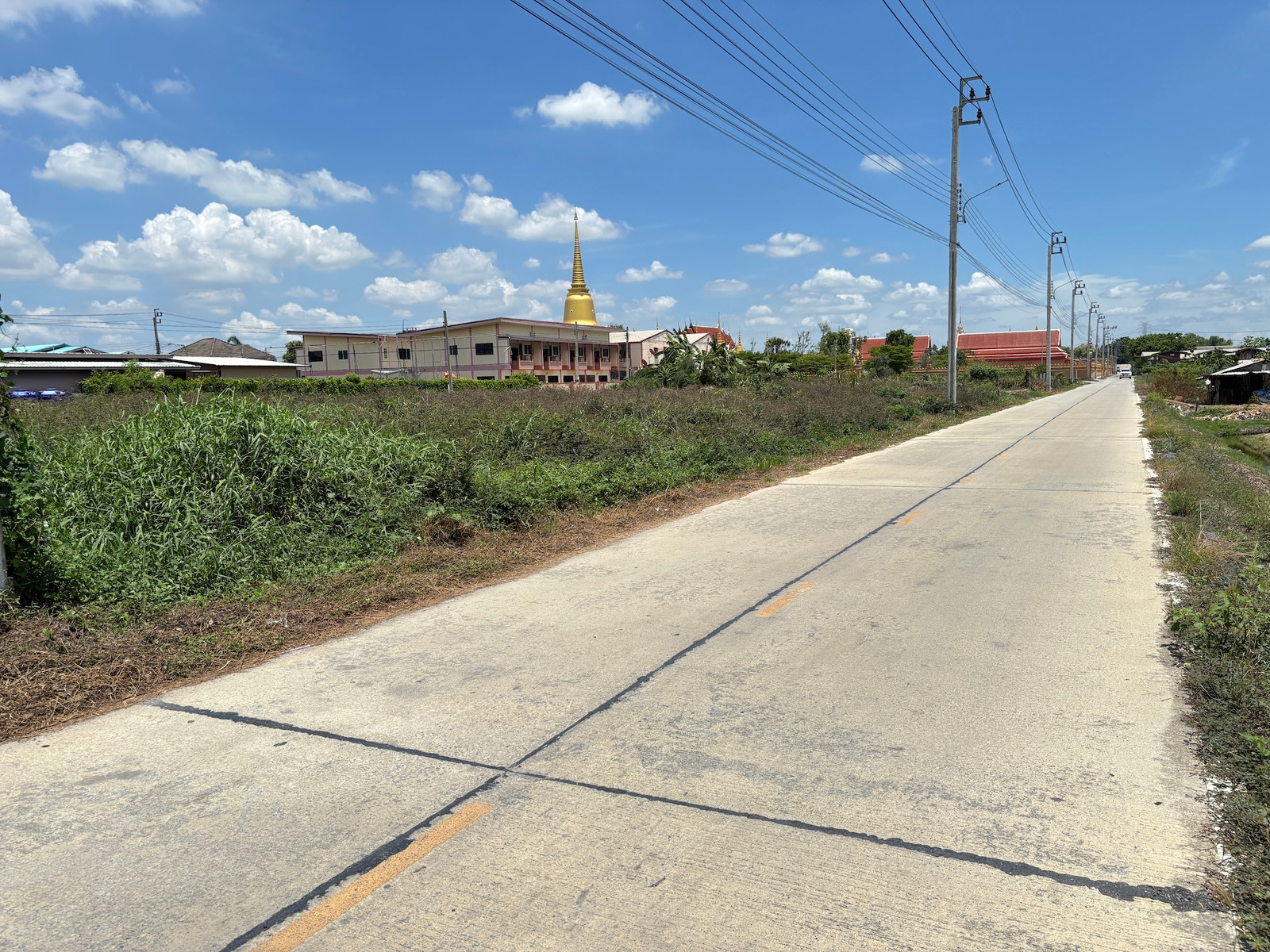Empty land 382 sq m., Soi Wichitnukun, entrance to Wat Sai Noi. Next to the road on two sides, beautiful plot, can be used as a house or warehouse. Empty land 382 sq m., Soi Wichitnukun, entrance to Wat Sai Noi. Next to the road on two sides, beautiful plot, can be used as a house or warehouse.