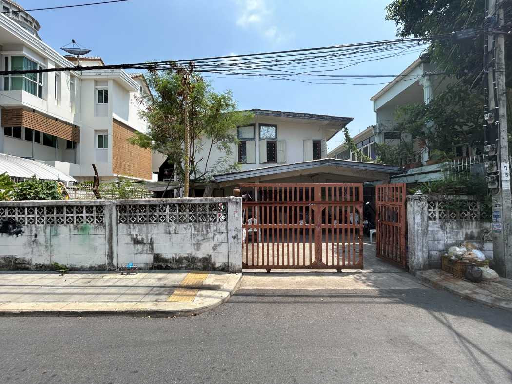 Land for sale with 2-story building, Soi Narathiwat Ratchanakarin 10, Intersection 16, near BTS St. Louis, 60 sq m. Land for sale with 2-story building, Soi Narathiwat Ratchanakarin 10, Intersection 16, near BTS St. Louis, 60 sq m.