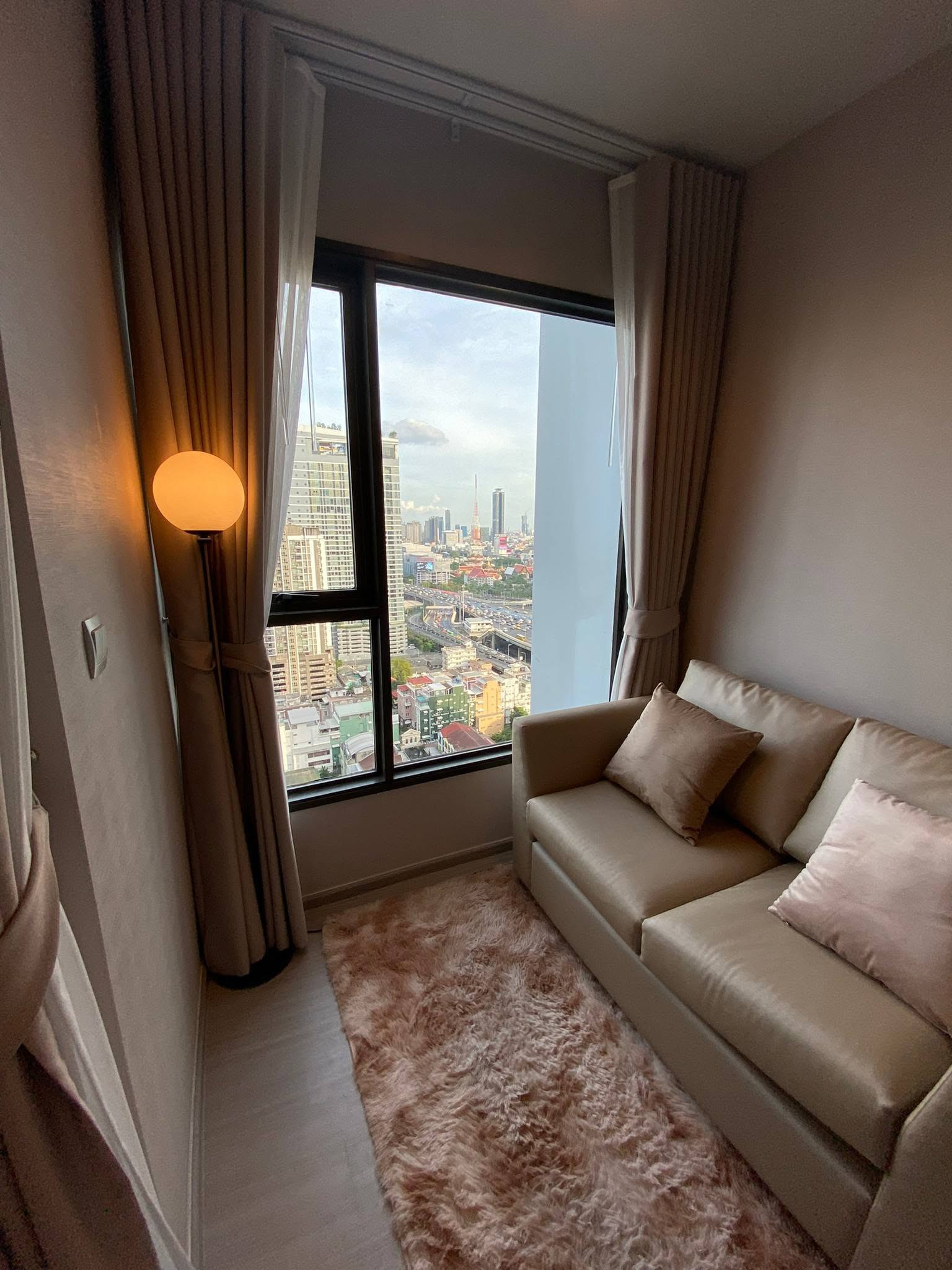 Life Asoke - Rama 9 / Life Asoke - Rama 9