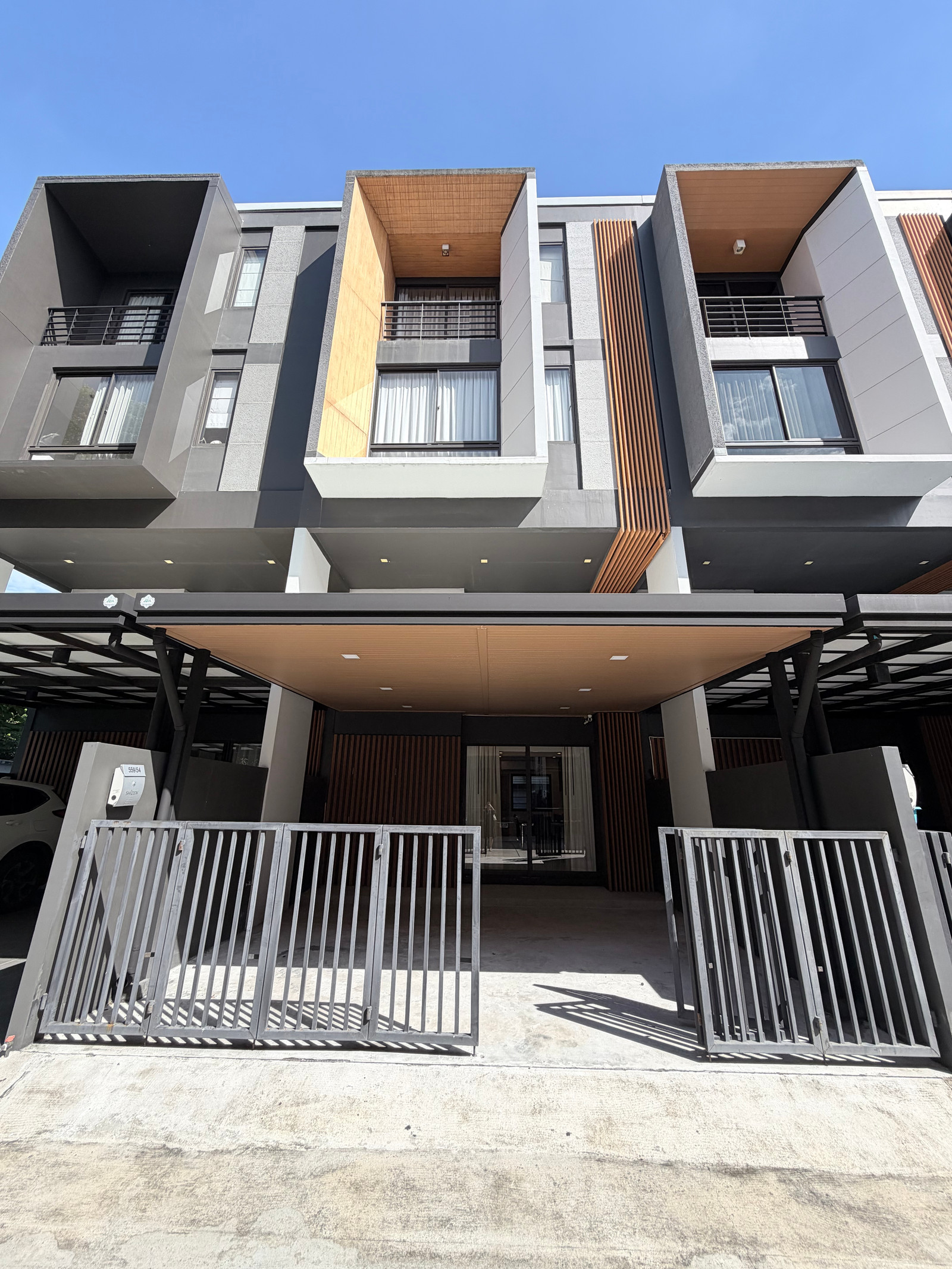 Shizen Phattankran 32 townhome, 3 and a half floors. Shizen Phattankran 32 townhome, 3 and a half floors.