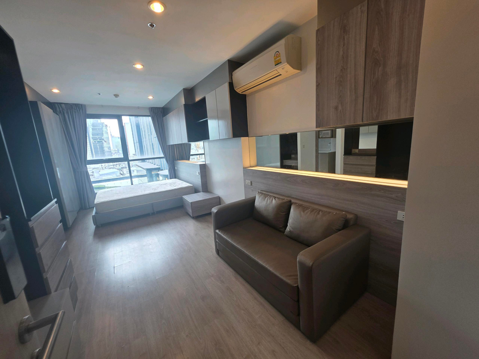 For sale 28.5 sq m. ideo Q chula samyan. If interested, contact 0654649497.