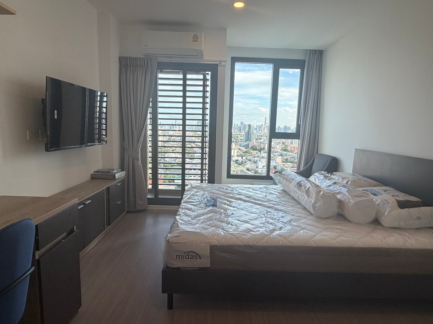 ให้เช่า Denim จตุจักร แบบ Studio 22 ตรม. Fully furnished พร้อมเข้าอยู่ ชั้นสูง วิวสวย เพียง 13,000 บาท/เดือน – รูปที่ 2