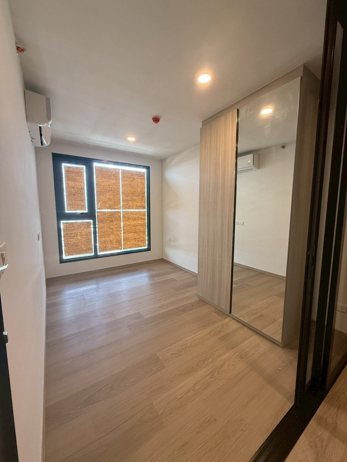 Condo that allows only 1 pet in Bang Khun Non area. Condo that allows only 1 pet in Bang Khun Non area.