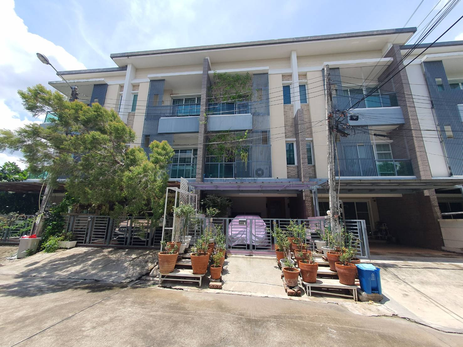 3-story townhome for sale, Town Plus X Village, Lat Phrao, near CHIC, along Ramintra Expressway, Yothin Phatthana.