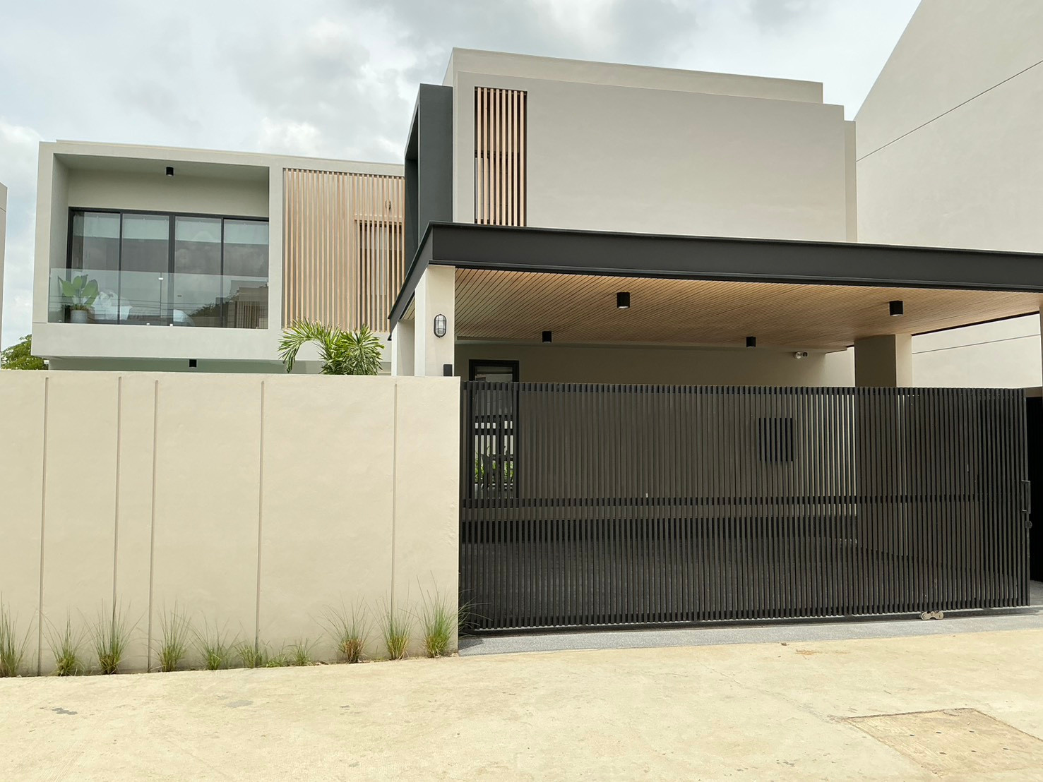 Modern luxury house, 4 bedrooms / 4 bathrooms, with swimming pool. At Kad Farang Village, Hang Dong, Chiang Mai – รูปที่ 3
